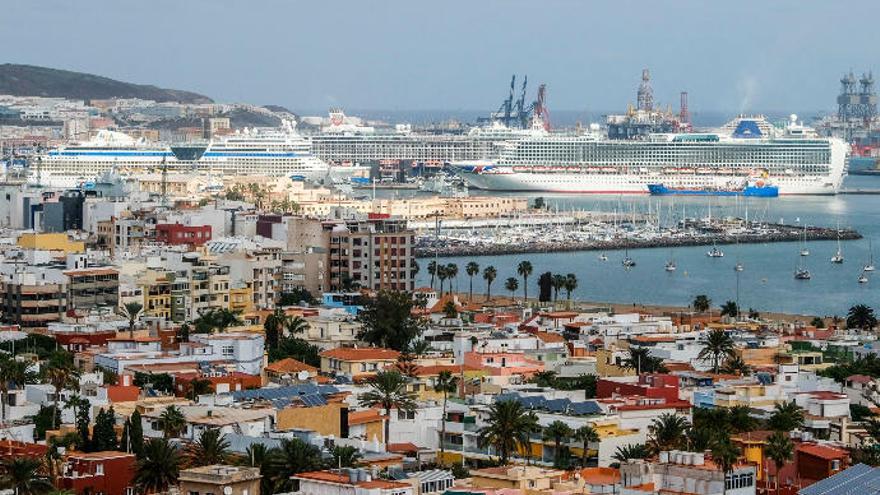 Santa Catalina anima las fiestas con tres cruceros