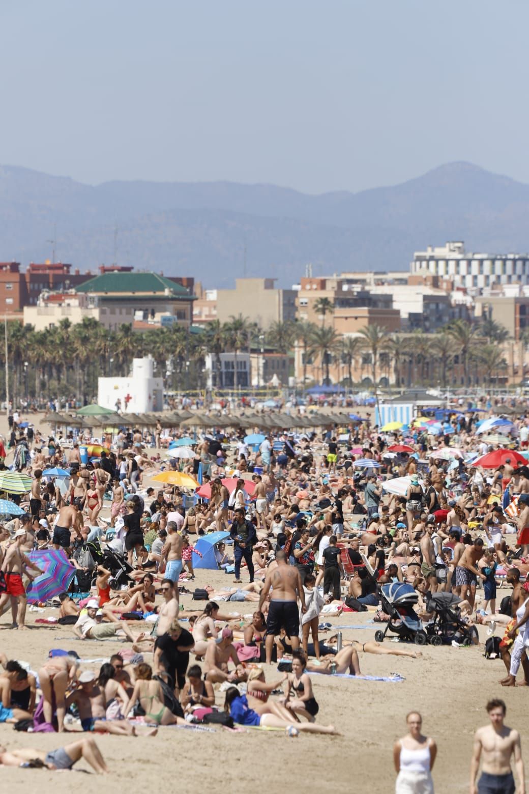 Una nueva jornada de calor llena las playas