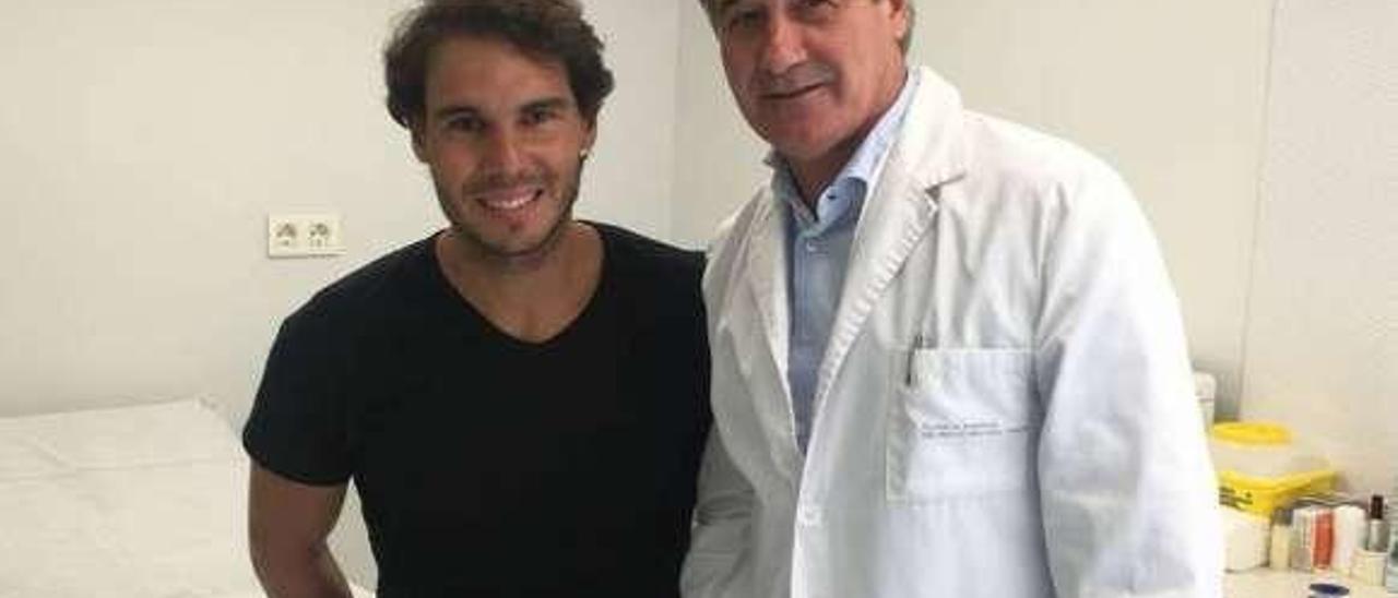 Ángel Cotorro, con Rafa Nadal, en su consulta.