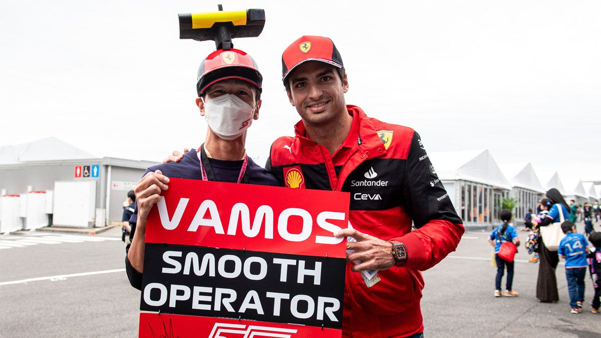 Carlos Sainz, con un fan en el paddock de Suzuka