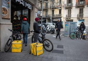 Repartidors de Glovo en un carrer de Barcelona.