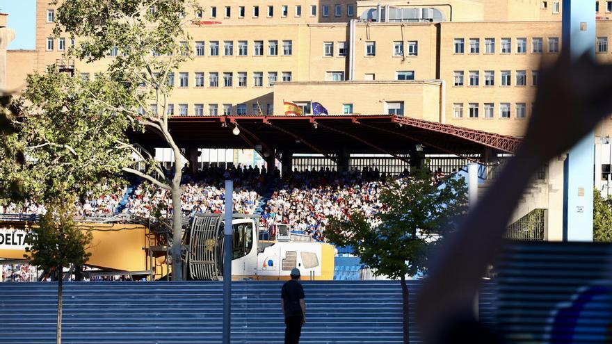 La otra mirada del Real Zaragoza-Elche: la afición se las ingenia para &#039;aprovecharse&#039; de las obras de La Romareda