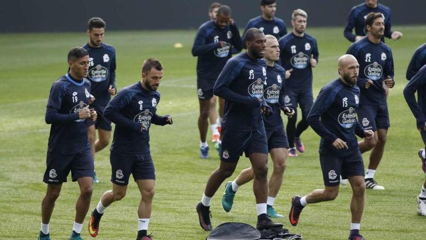 Los jugadores deportivistas durante el entrenamiento de ayer en el estadio de Riazor.