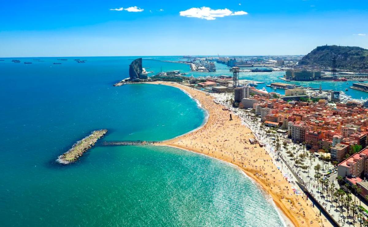 La playa de Barcelona podría perder encanto si se enfría la temperatura.