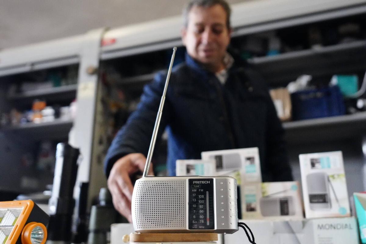 Informarse del apagón a través de la radio