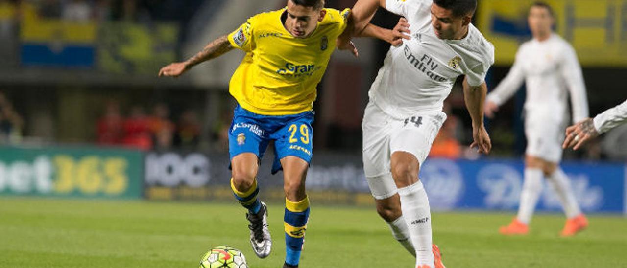 Nili Perdomo conduce el balón ante la presión de Casemiro durante el partido entre la UD y el Real Madrid.