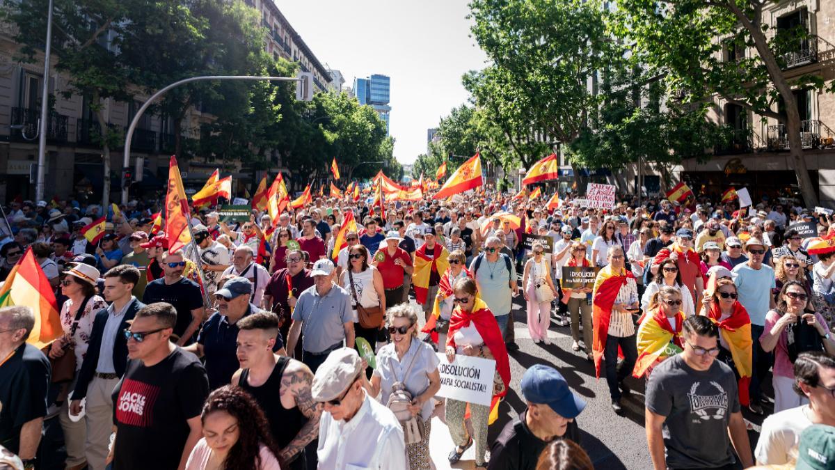 Numerosas personas marchan durante  una manifestación para exigir la dimisión del presidente del Gobierno, Pedro Sánchez, a 23 de mayo de 2026, en Madrid (España).