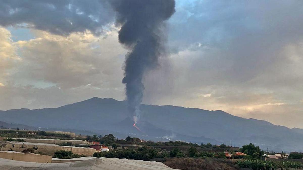 La reactivación del volcán, ayer, desde el barrio Triana-Las Martelas, en Los Llanos de Aridane. | | N. N.