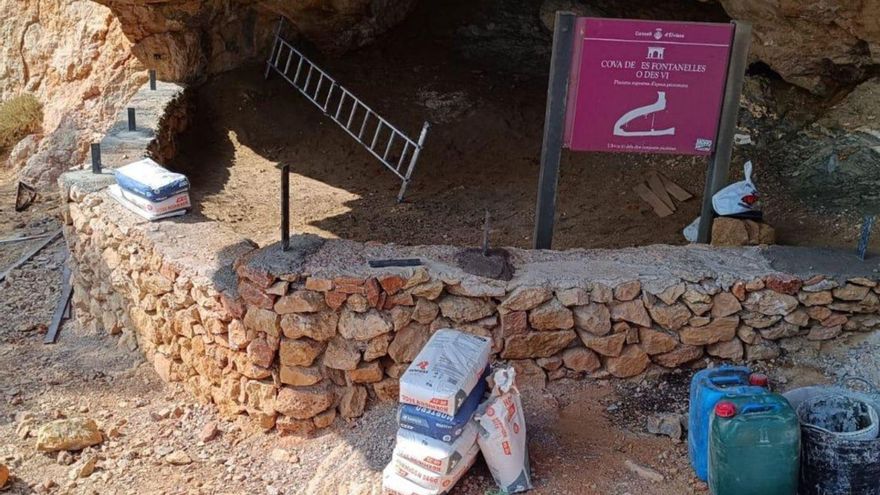 Restauración de la reja que protege     sa Cova de ses Fontanelles |