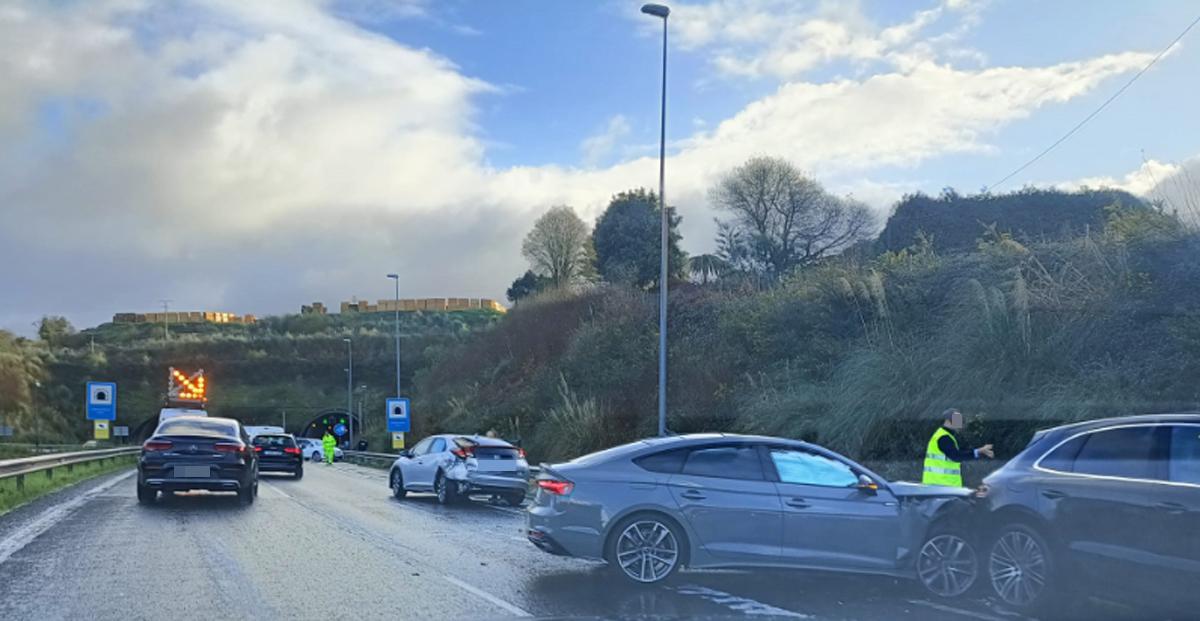 Choque múltiple en la autopista AP-9 entre A Coruña y Ferrol a la altura de Pontedeume.