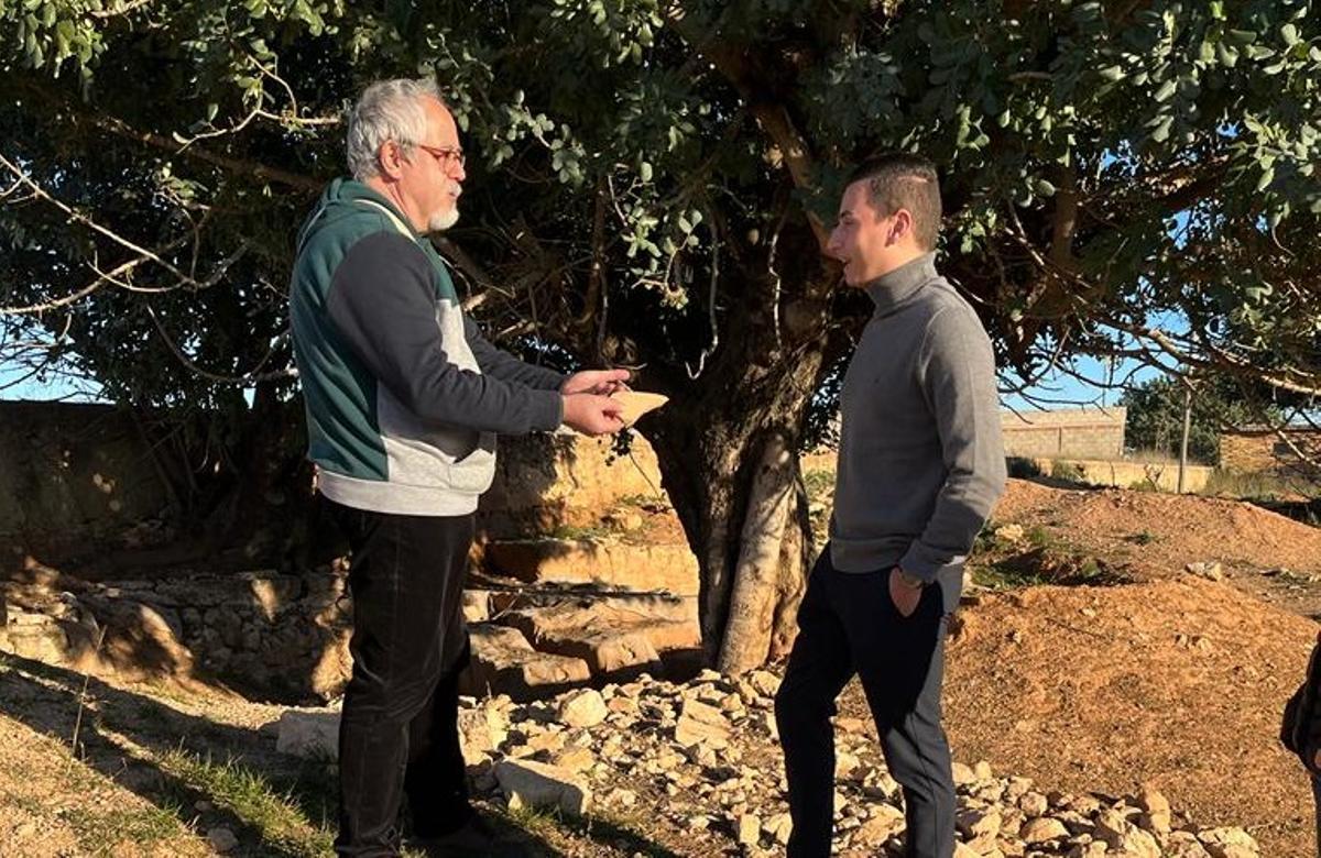 El candidato del PP con un investigador local, en la zona del yacimiento.