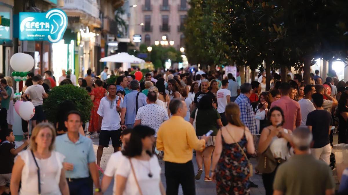 El calor no ha frenado a numerosos consumidores que disfrutan de la &#039;Shopping Night&#039; en Córdoba.