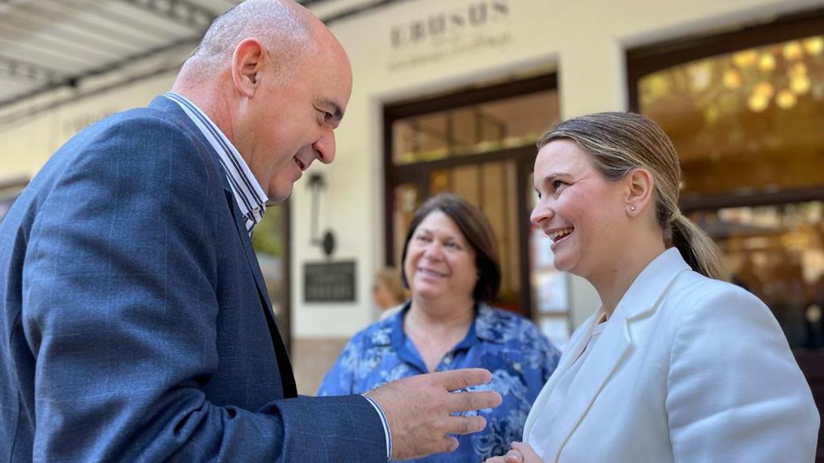 Vicent Marí conversa con Marga Prohens, en el paso Vara de Rey.