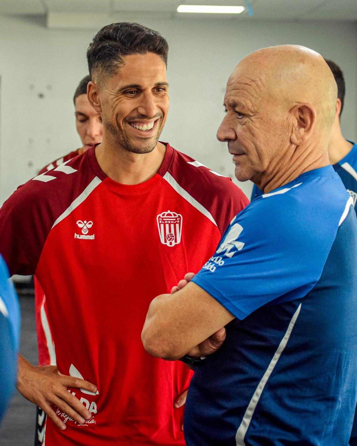 Claudio conversa con Fidel durante el regreso del Eldense a los entrenamientos