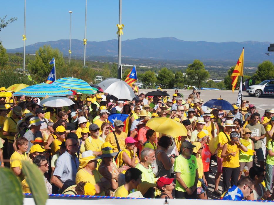 Una cadena humana encercla la presó del Puig de les Basses