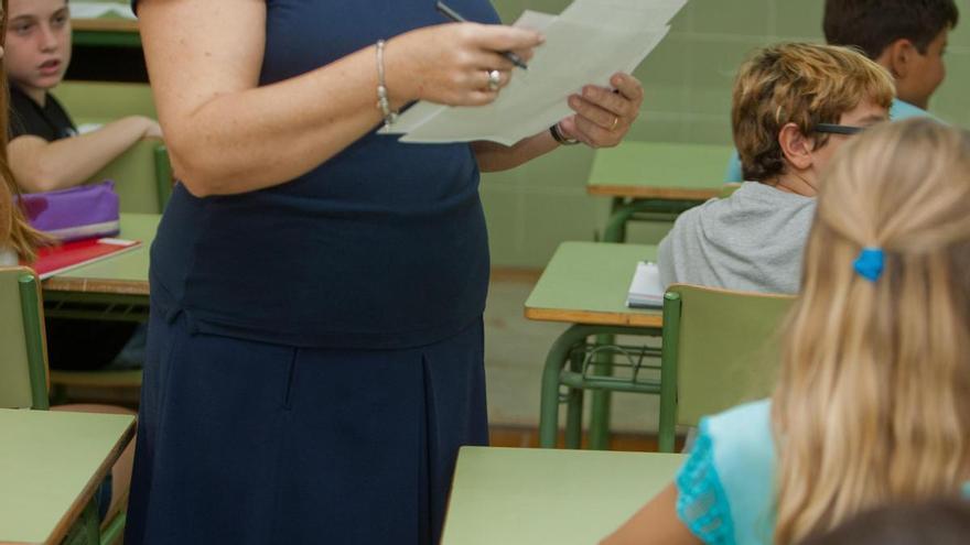 Más de 10.000 docentes de la Comunidad Valenciana se quedan sin poder cambiar de destino el próximo curso