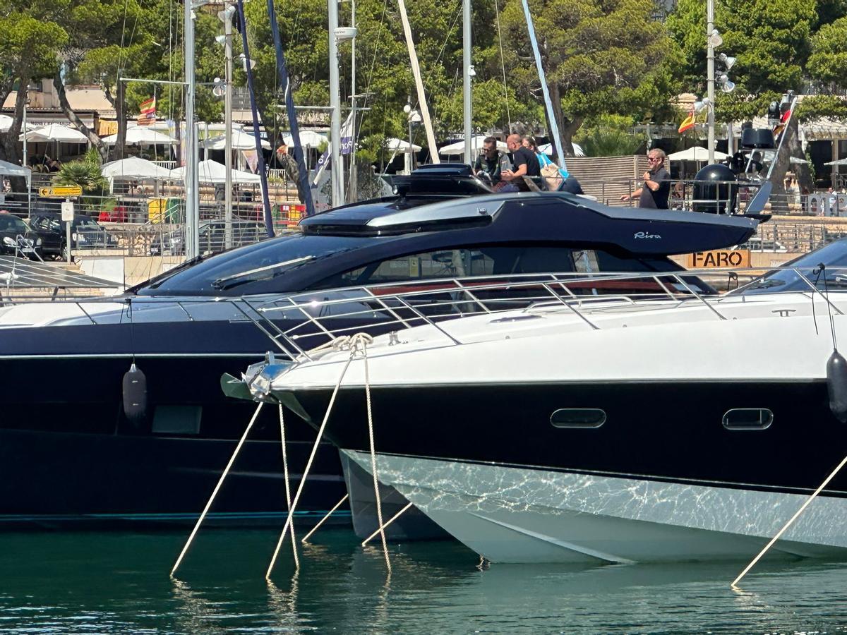 La Guardia Civil inspecciona la lancha en Porto Cristo que supuestamente arrolló y mató a un joven en Cala Bona La Guardia Civil inspecciona la lancha en Porto Cristo que supuestamente arrolló y mató a un joven en Cala Bona