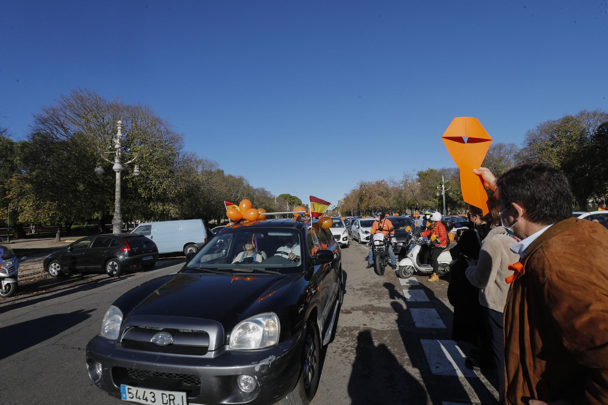 Caravana de vehículos en protesta por el Ley Celaá en València