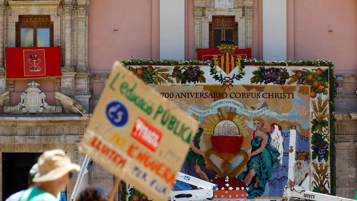 El tapiz del Corpus, especial por el 700 aniversario, y los manifestantes conviven en la plaza de la Virgen