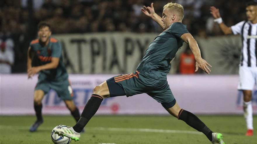 El Ajax de Van de Beek resiste en el infierno de Salónica