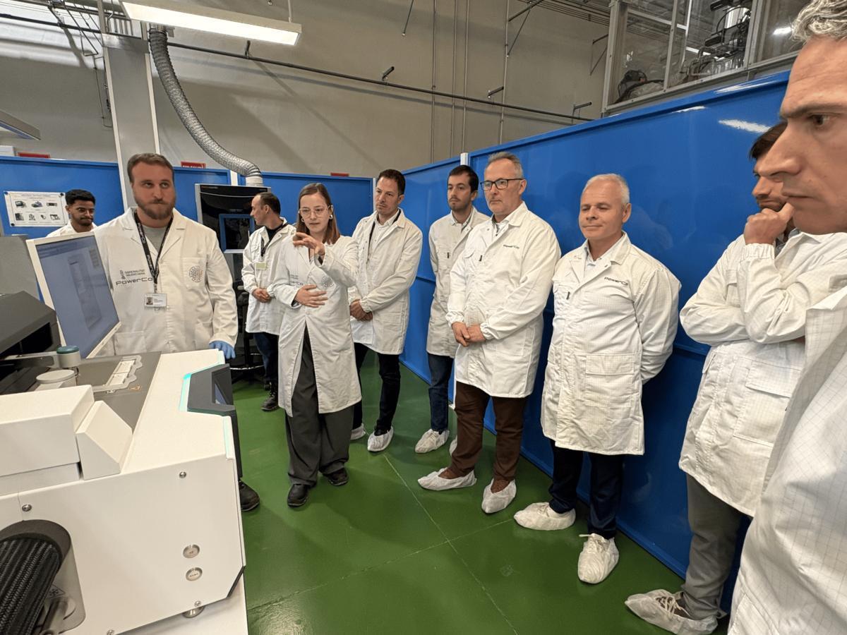 Javier Rivera, CFO de PowerCo Spain, con parte del equipo de trabajo en el laboratorio de Paterna.