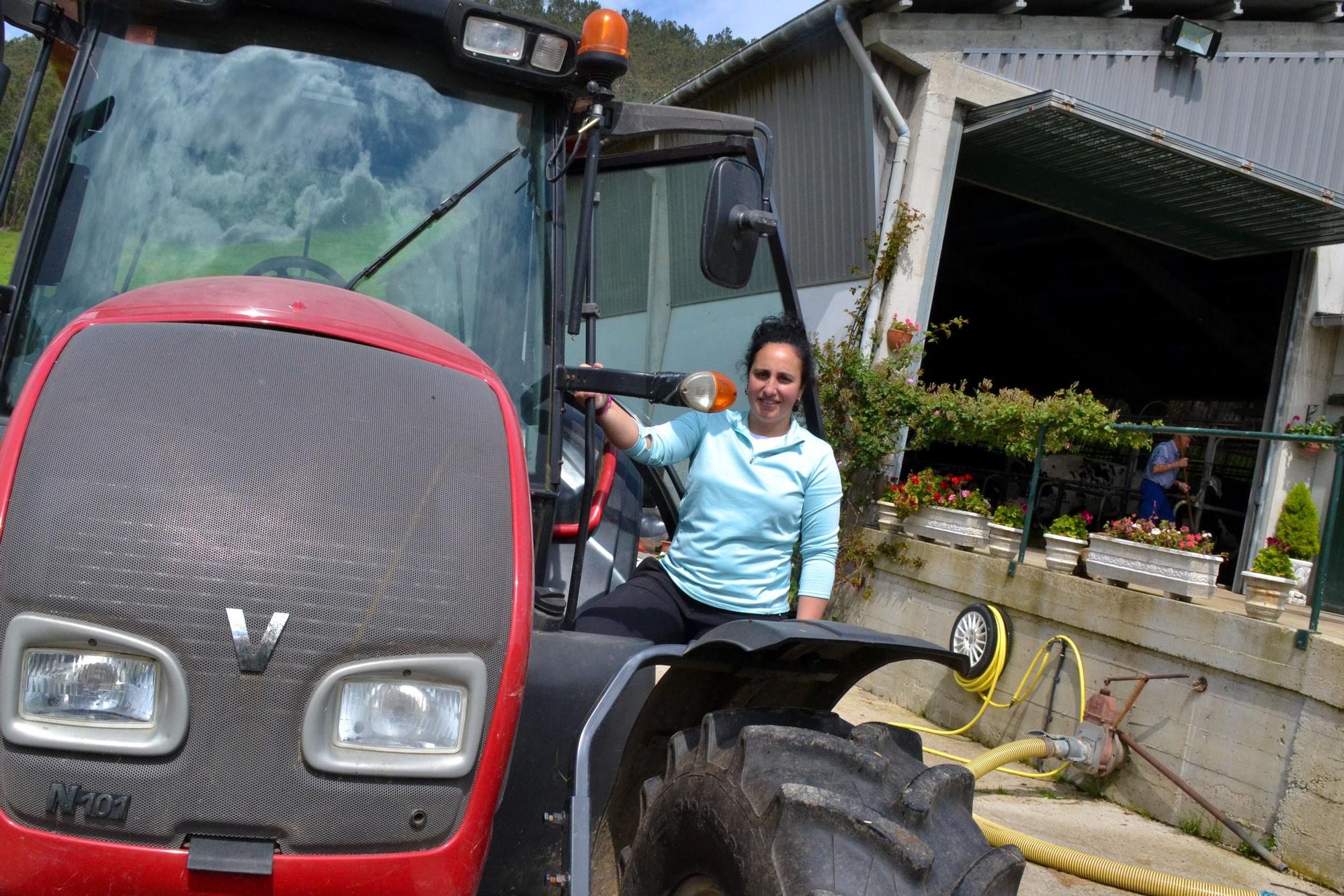 Lorena Fernández González, antes de subir a su tractor, junto a la nave de su ganadería.