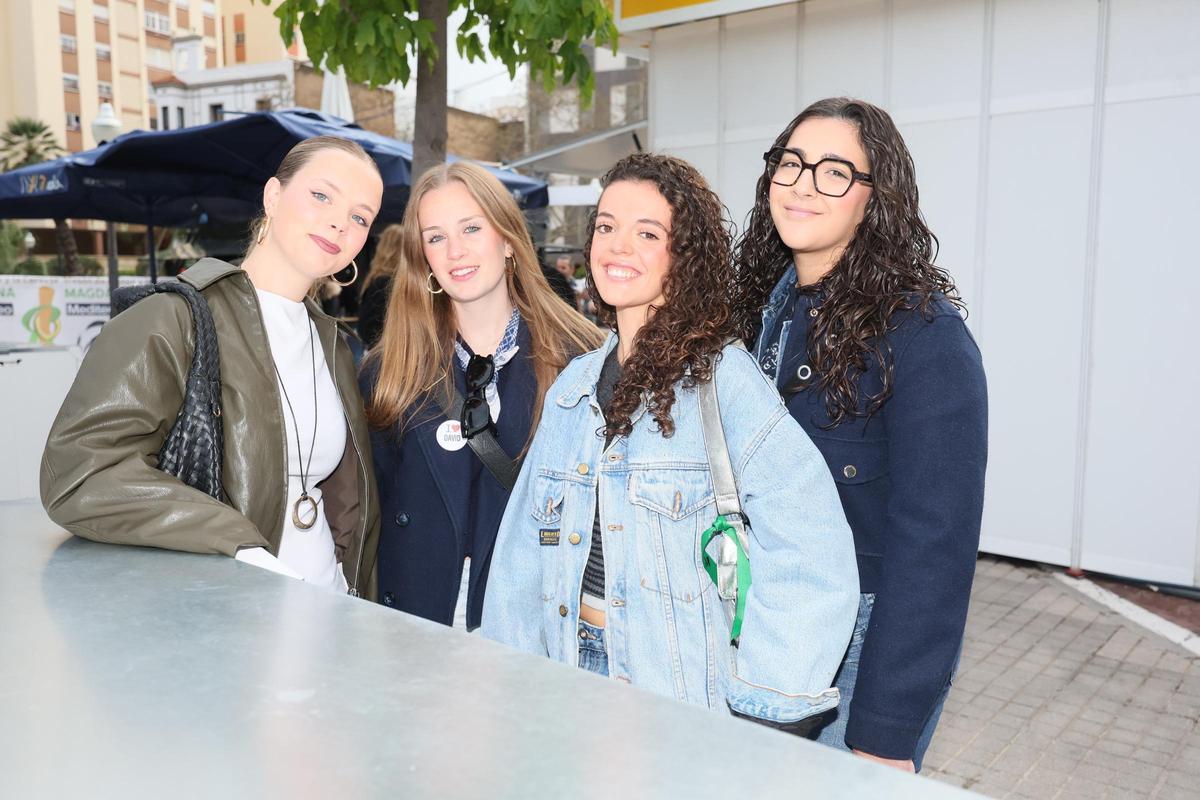 Las jóvenes Daniela, Patricia, María y Carmen se dan cita en el mesón