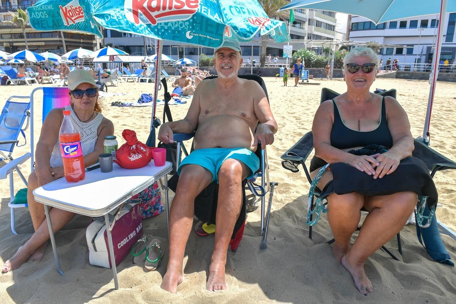 Día de playa en Las Canteras tras la noche de San Juan