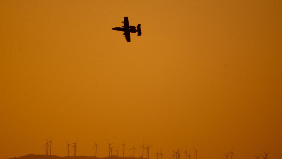 Un avión de ataque a tierra A-10 Thunderbolt II reconoce el terreno durante el ejercicio Swift Response, que forma parte del Defender Europe 23, sobre el campo de maniobras de San Gregorio, Zaragoza, este miércoles.