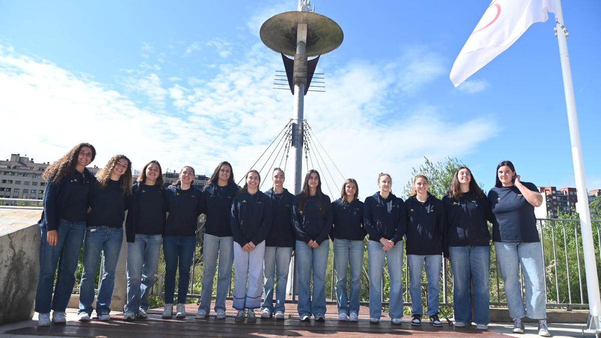 La selección española de Waterpolo femenino posa bajo el pebetero olímpico