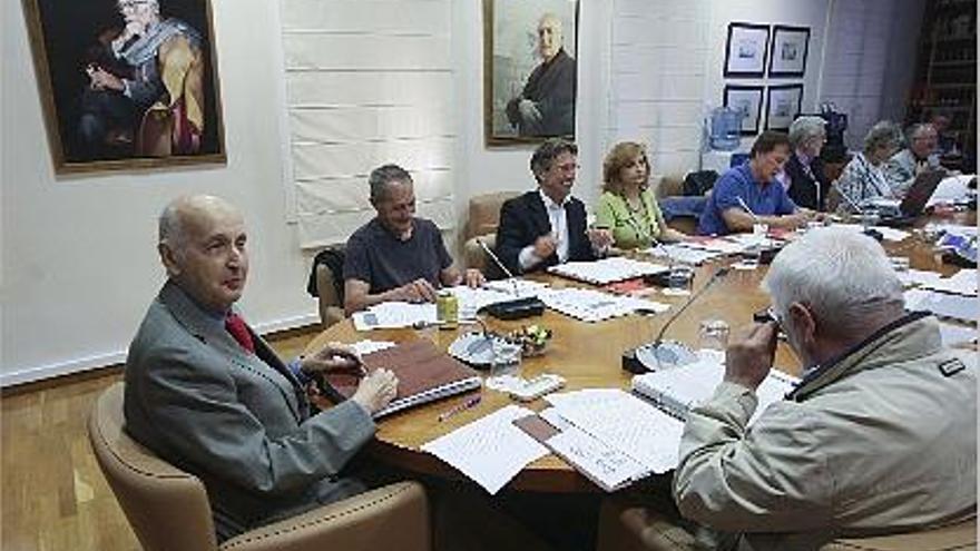 Grisolía, junto con los miembros del Consell de Cultura, en reunión plenaria.