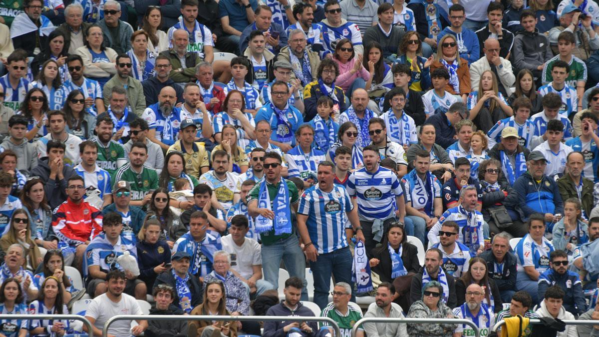 Aficion blanquiazul este domingo en el estadio de Riazor.
