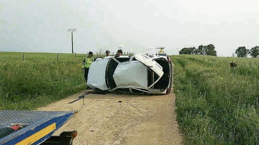 El vehículo que conducía un adolescente volcó.