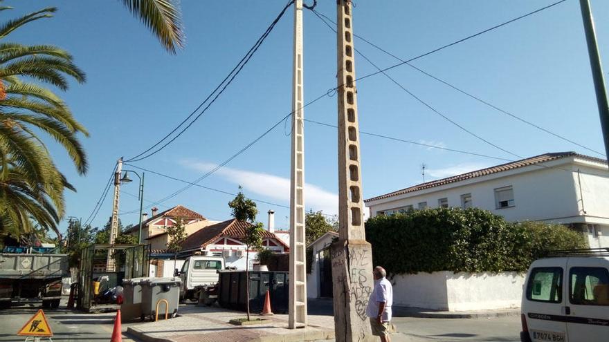 En la foto, un vecino, ayer, junto a la base de uno de los dos postes eléctricos que se encuentran en un estado lamentable en la avenida de Jorge Silvela, en Ciudad Jardín.