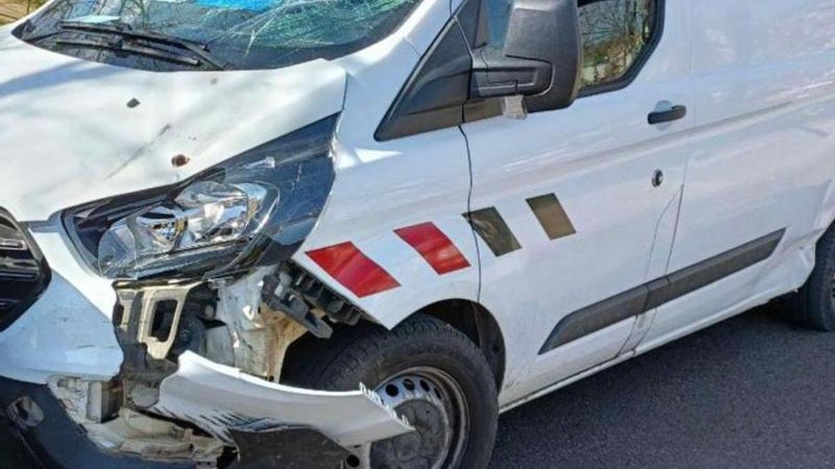 Estado en el que ha quedado la furgoneta tras la colisión.