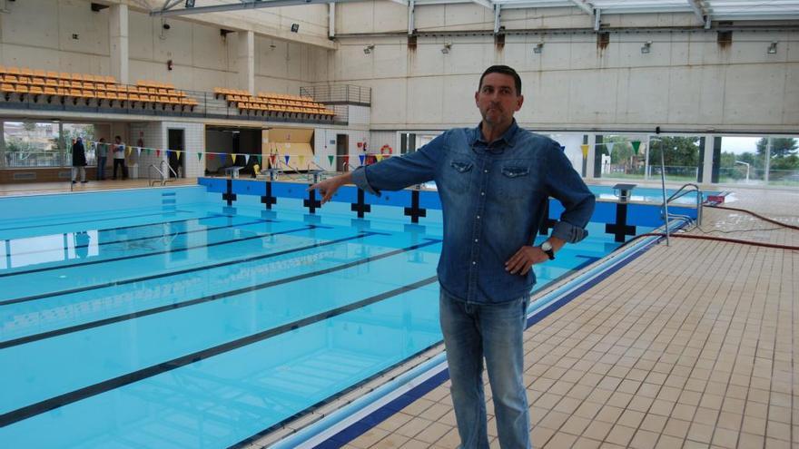 El regidor de Deportes, Gori Ferrà, en la piscina municipal cubierta.
