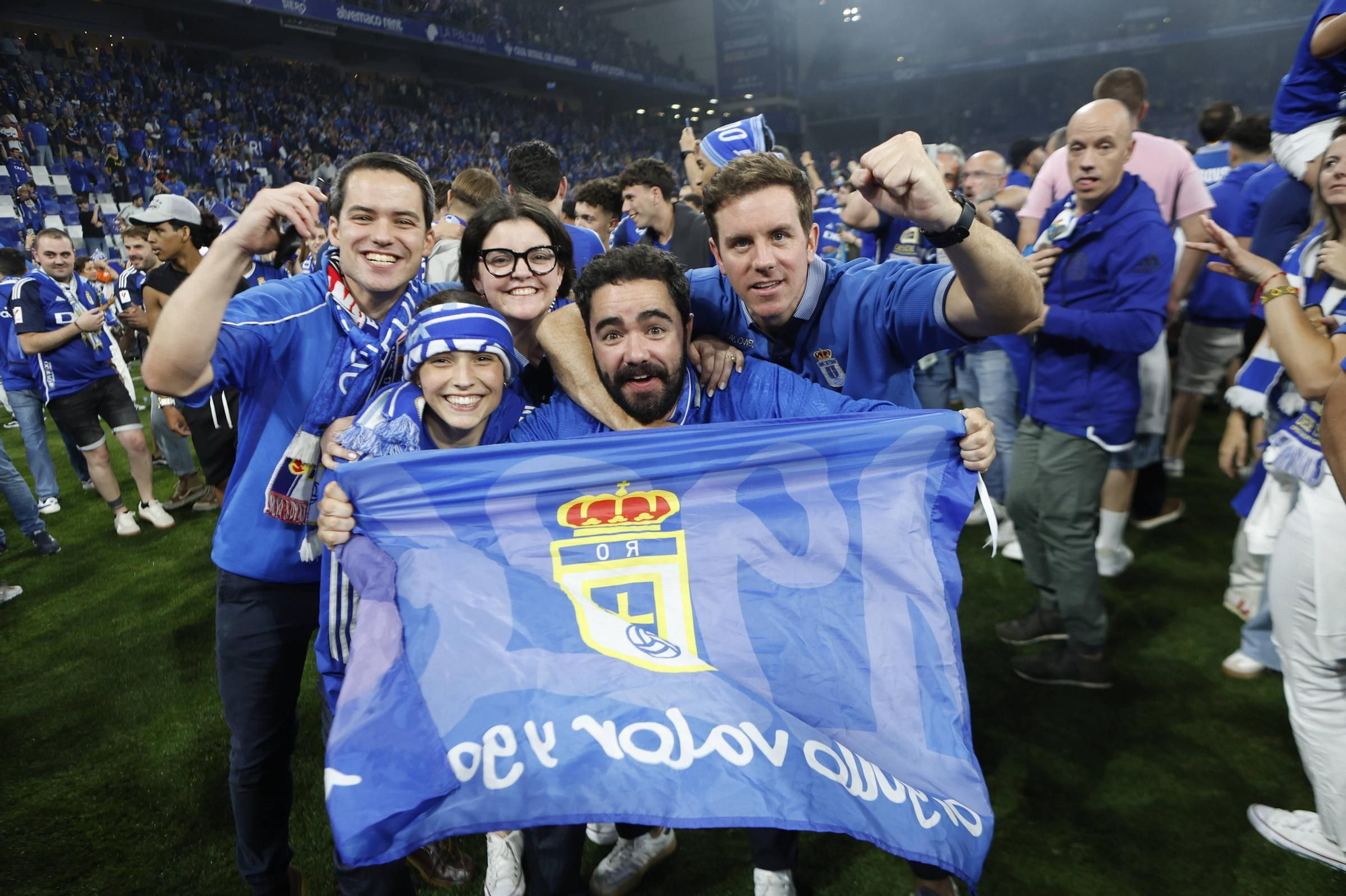 EN IMÁGENES: Así se vivió en el Carlos Tartiere la noche del ascenso del Oviedo a Primera División 24 años después