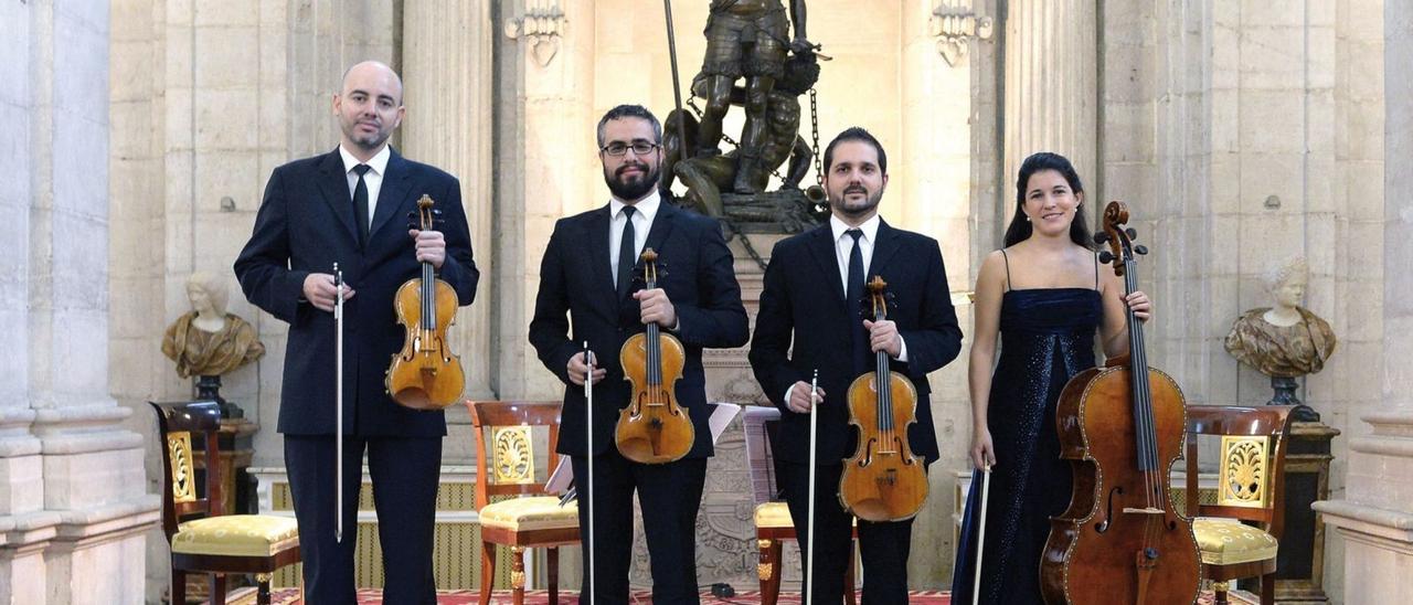 El Cuarteto Quiroga, con los Stradivarius de las Colecciones Reales; por la izquierda, Aitor Hevia, Cibrán Sierra, Joseph Puchades y Elena Poggio. | Cuarteto Quiroga