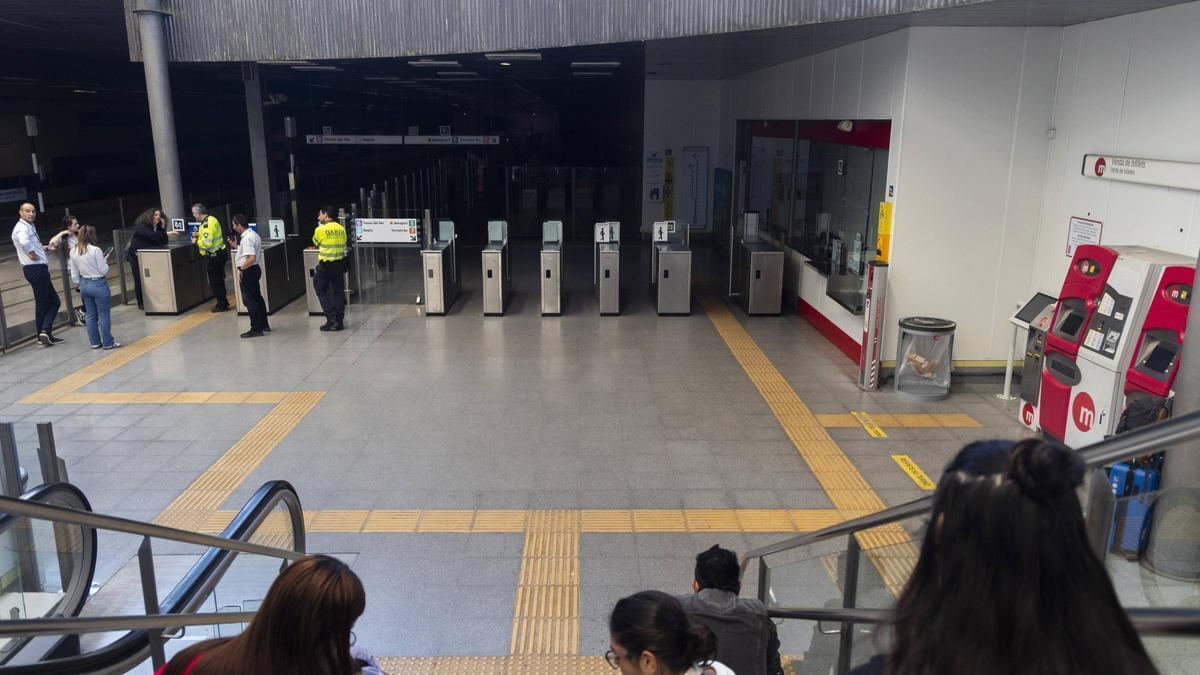 Estación de metro en València cerrada el día del gran apagón