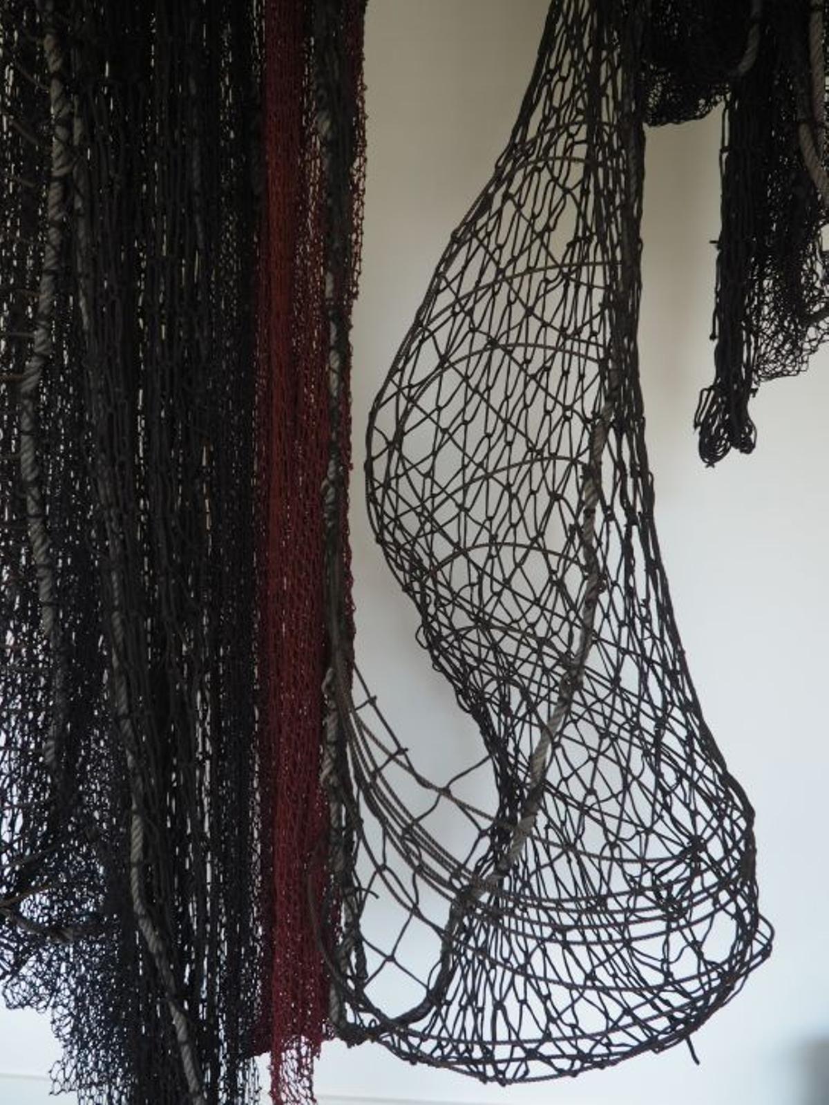 Algunas de las creaciones de Mar Fraga, todas elaboradas a partir de redes recogidas en playas y puertos. Enmalle Studio también acoge cursos e intercambios culturales