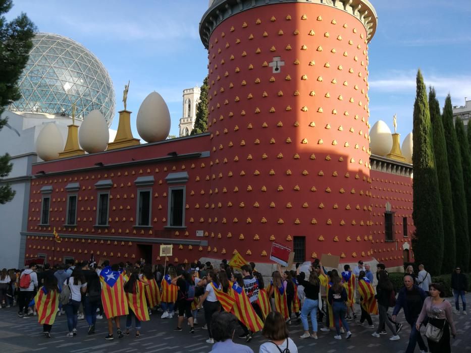 Centenars d'estudiants es manifesten a Figueres