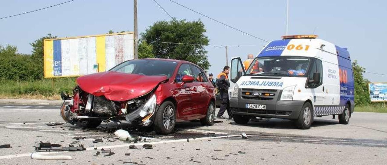 Una ambulancia del 061 en un accidente de tráfico en Lalín. // Bernabé