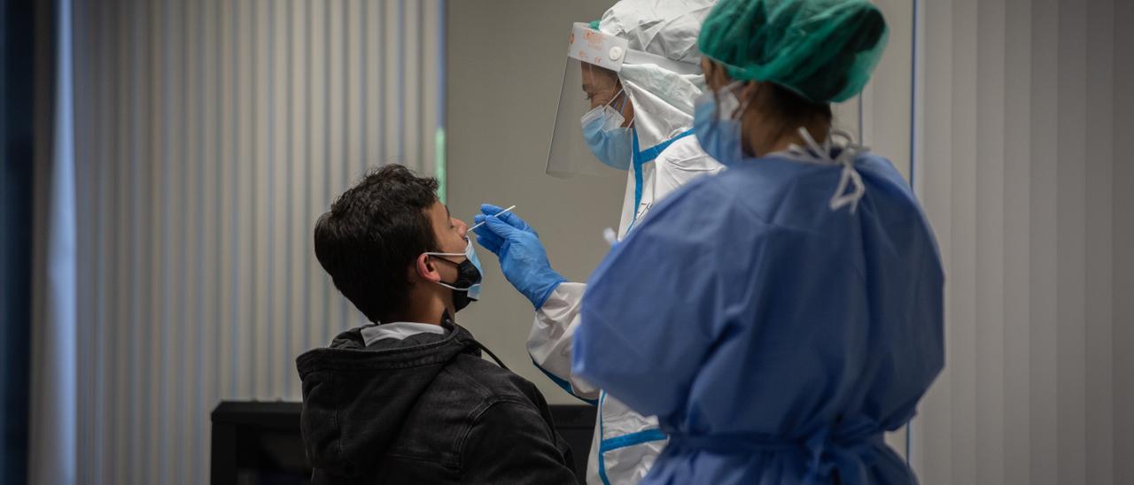 Una enfermera toma muestras para realizar una PCR.