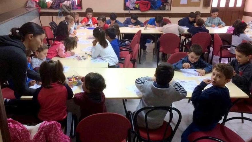 Cuarenta niños disfrutan de los talleres &quot;Sal y pimienta&quot; de Navia