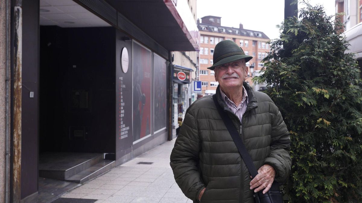 Oviedo. exterior del gimnasio que hay en el número 23 de la calle Aureliano San Román. Es donde estaba antes el cine Palladium, quedé con Severino Gonzalez antiguo proyeccionista del cine. Es para la serie sobre los barrios de Oviedo