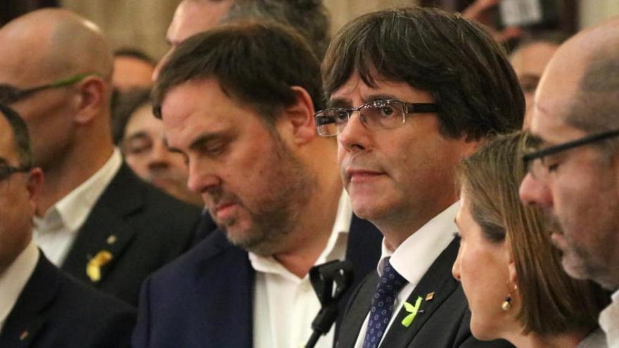 Puigdemont, entre Junqueras i Forcadell