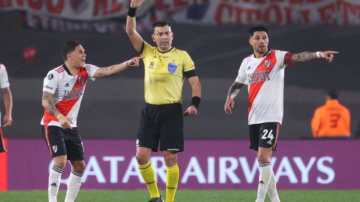 Jugadores de River junto al árbitro del partido.