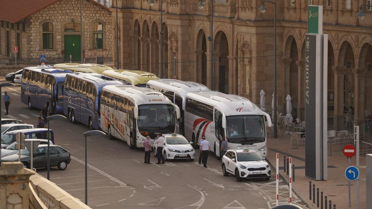 Autobuses esperando en la estación de tren de Zamora.
