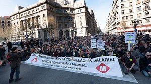 Els treballadors del metro de Barcelona es manifesten per la Via Laietana i l’Ajuntament.