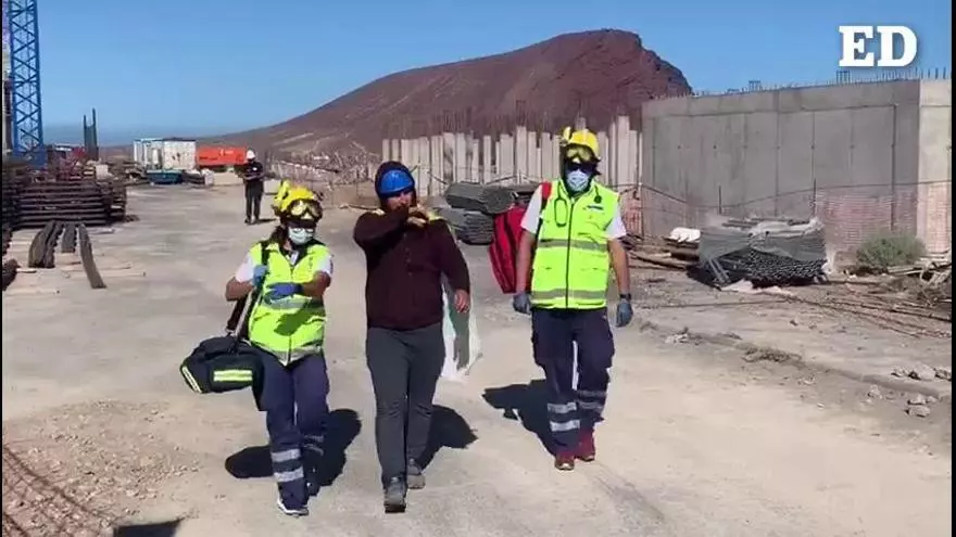 Los activistas de La Tejita bajan de las grúas tras 12 días de protestas